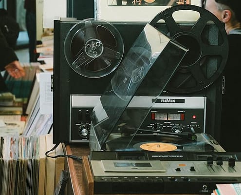 Used reel to reel tape recorders or cassette decks bought for cash. Hockett HiFi